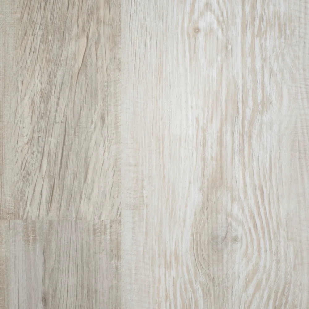 SPC podna obloga Nordic Oak 1220×305×7 mm, klasa 34. Svetli dezen beljenog hrasta, zaštitni sloj 0,5 mm, idealno rešenje za stambene i komercijalne prostore.