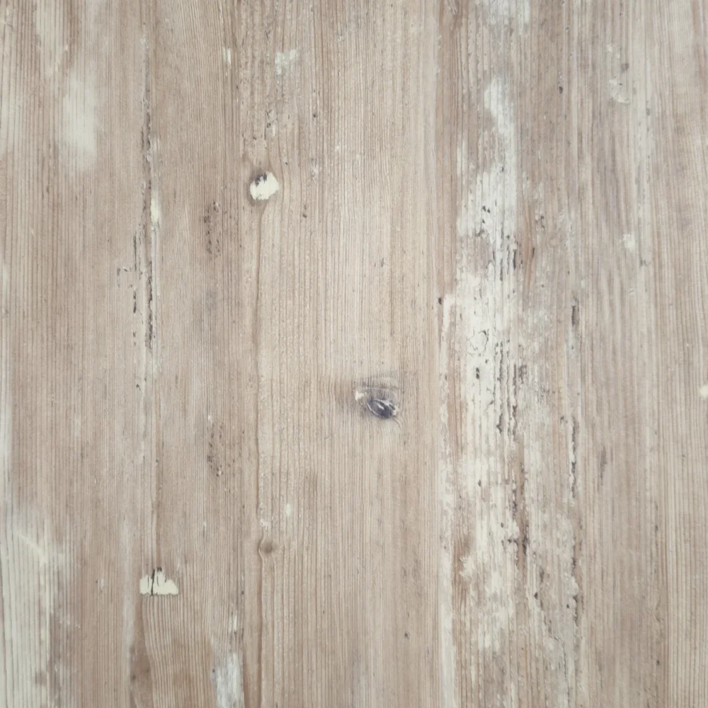 SPC podna obloga Vintage Oak KL34 sa rustičnim hrast dekorom i izraženom patinom. Debljina 7 mm i zaštitni sloj 0,5 mm za visoku izdržljivost.