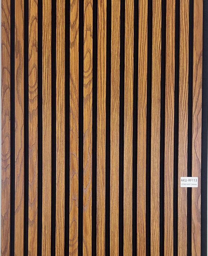 Akustični panel Orah Natur dimenzija 2700 × 600 mm sa MDF letvicama i crnim filcom. Prirodan izgled oraha, odlična apsorpcija zvuka i moderan dizajn za svaki enterijer.